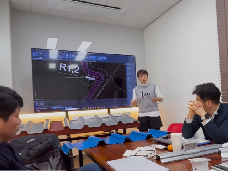 跳出 “内卷” 漩涡！多彩网冷弯联合韩方研发光伏屋面板型，迈向绿色能源新时代